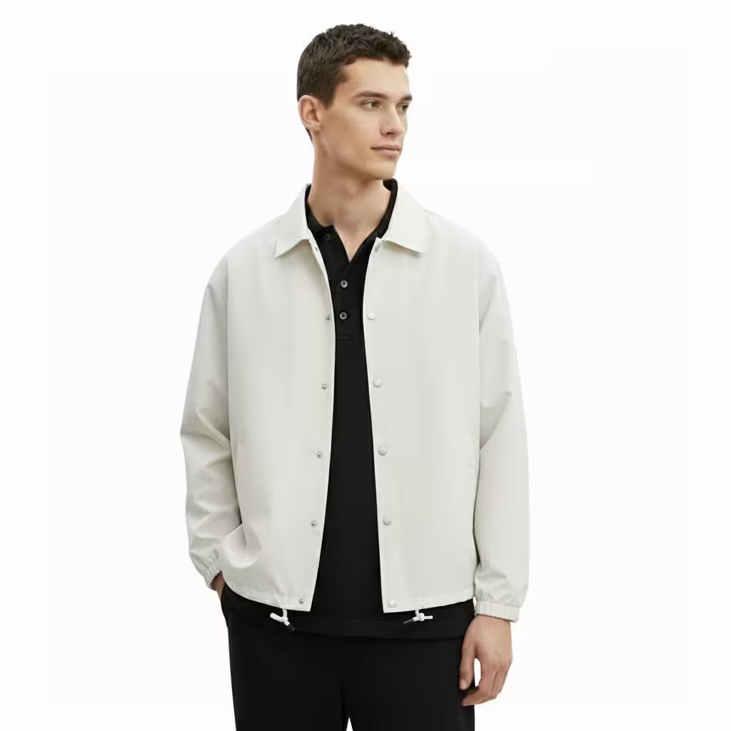 Kille framifrån med beige jacka