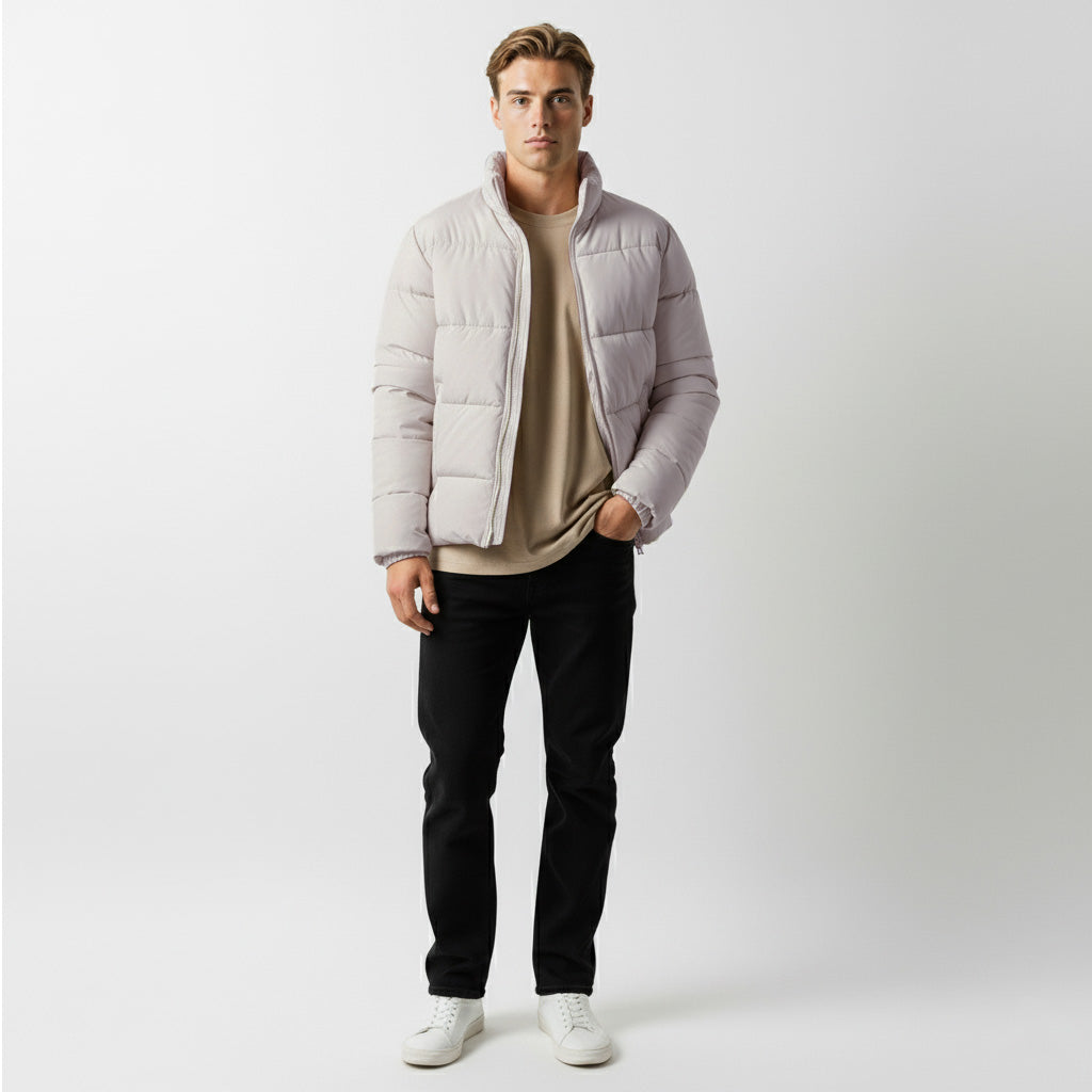 Helfigursbild på modell med vadderad vinterjacka