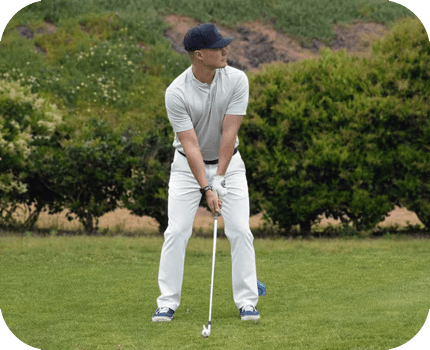 Golfspelare med profilkläder