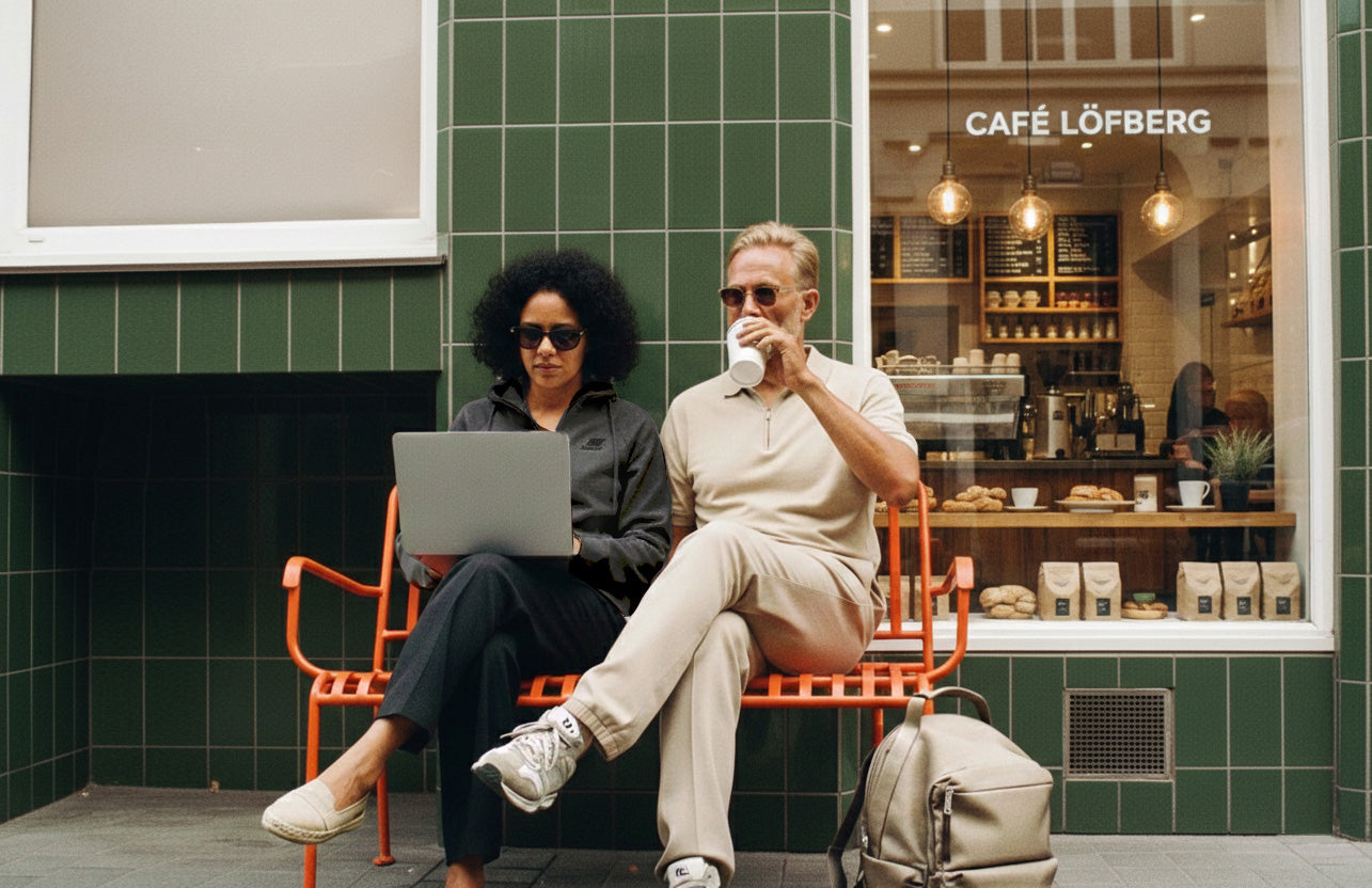 Sittande personer med kläder från Wearly