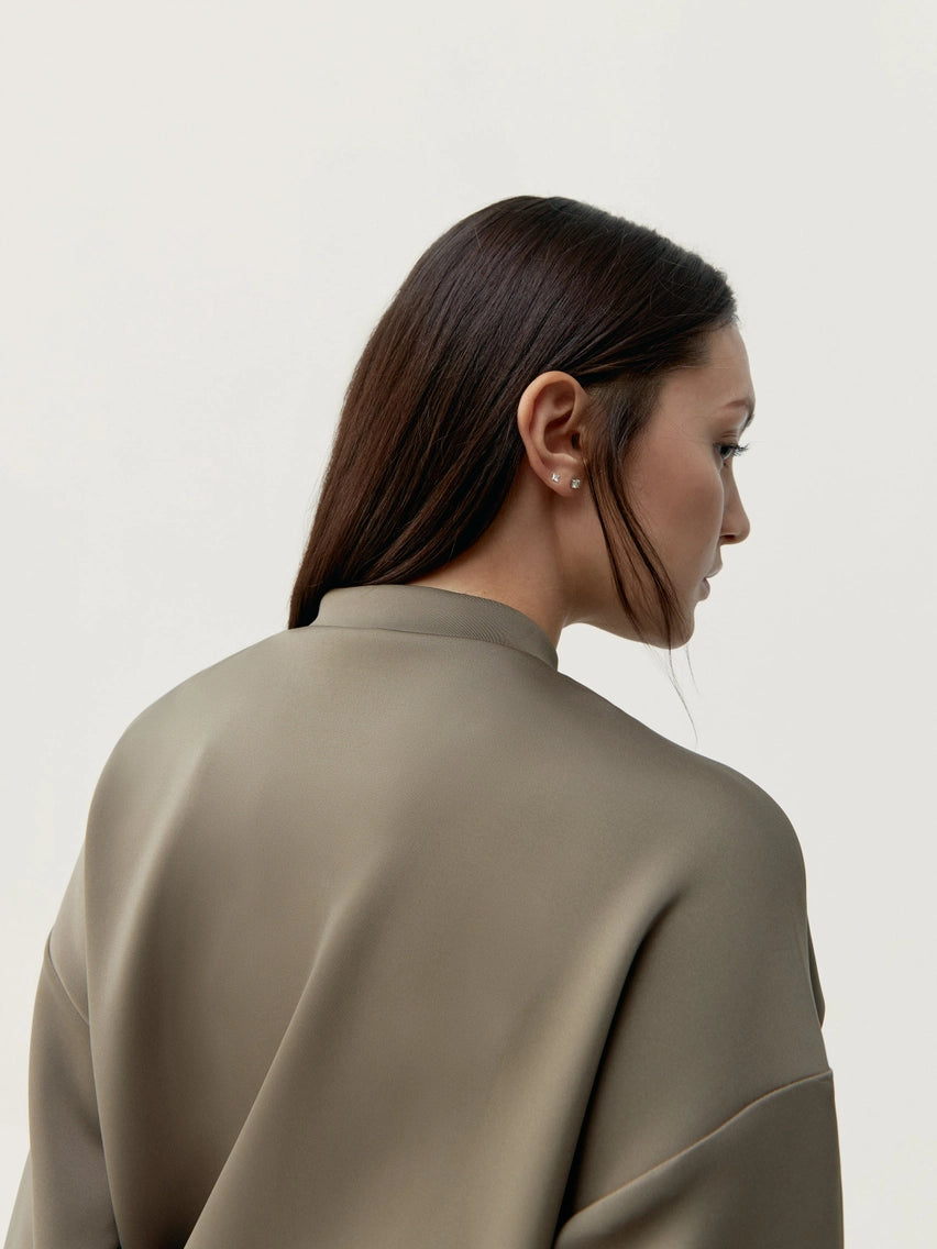 Närbild bakifrån på tjej med bomberjacka