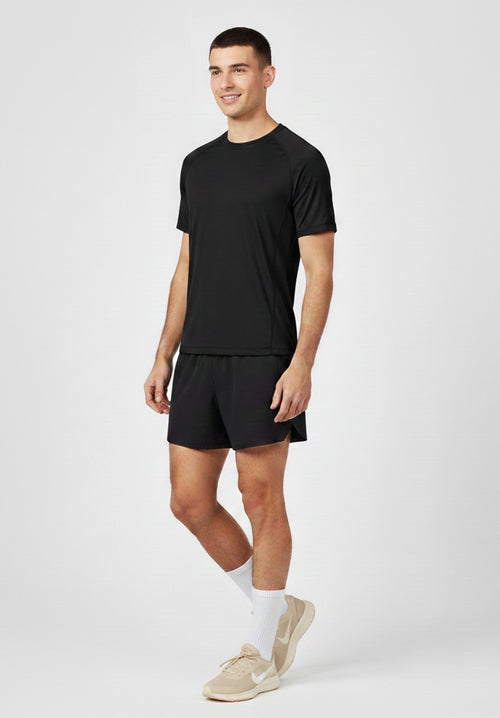 CoolDry-Tee-svart-manlig-modell