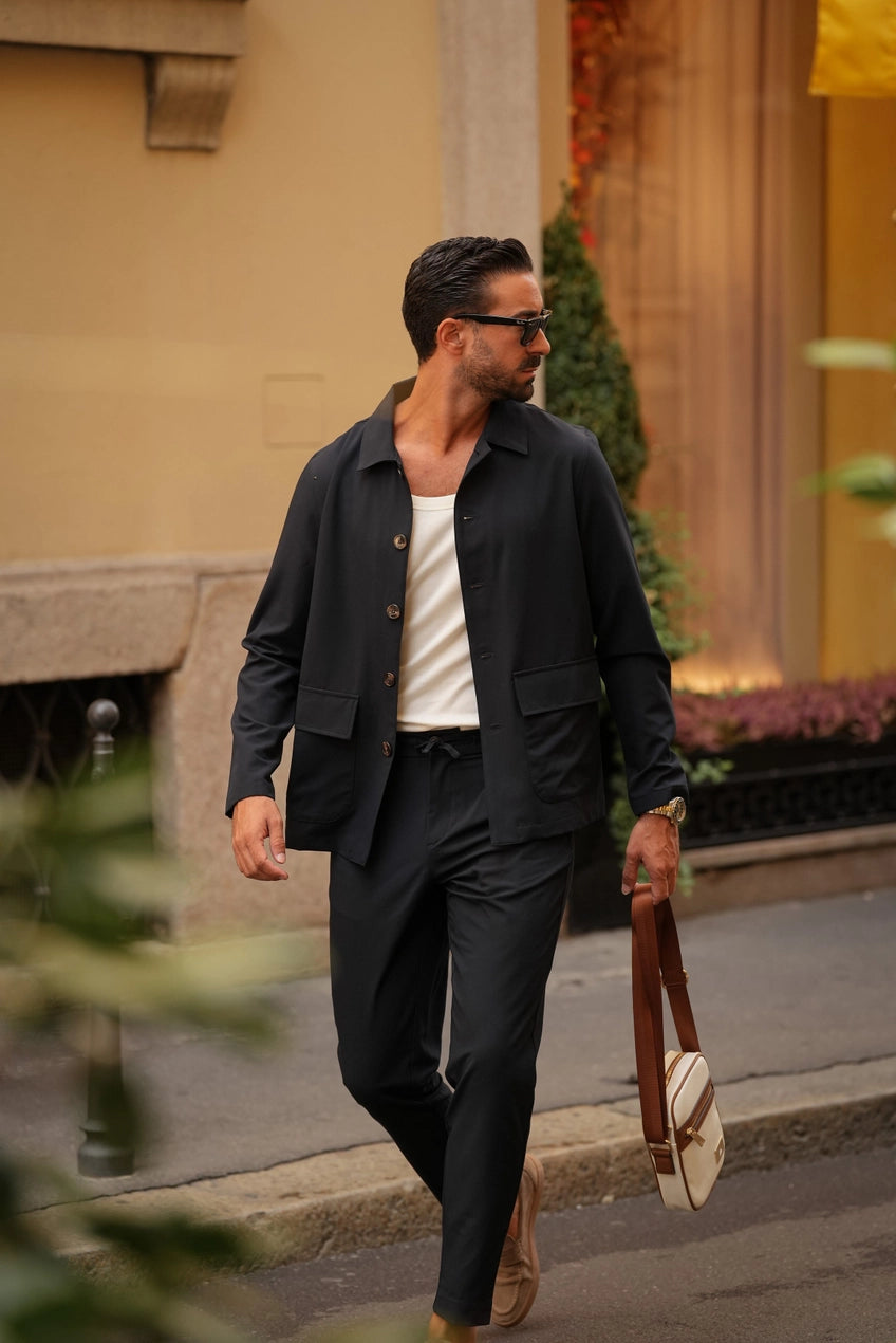 Modell promenerar med marinblå overshirt
