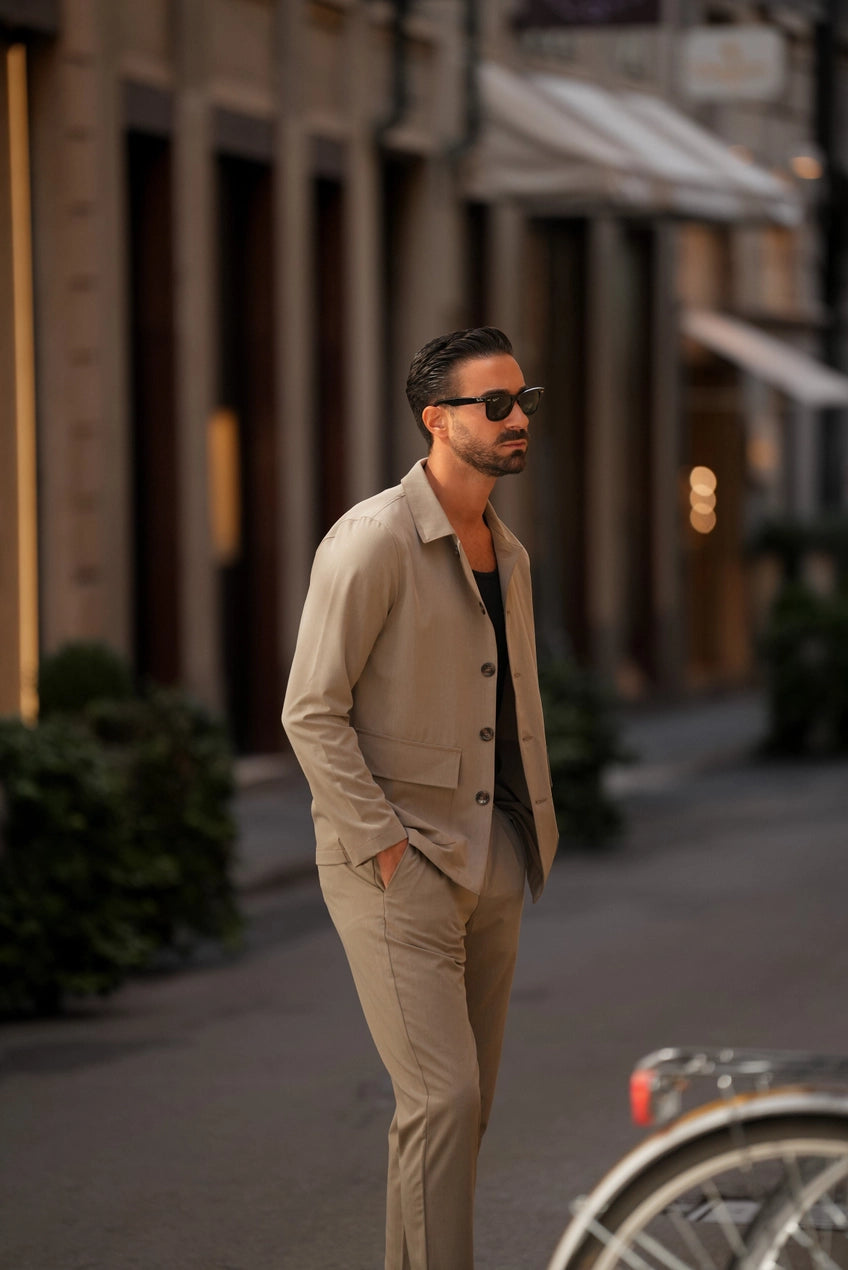 Modell med beige overshirt