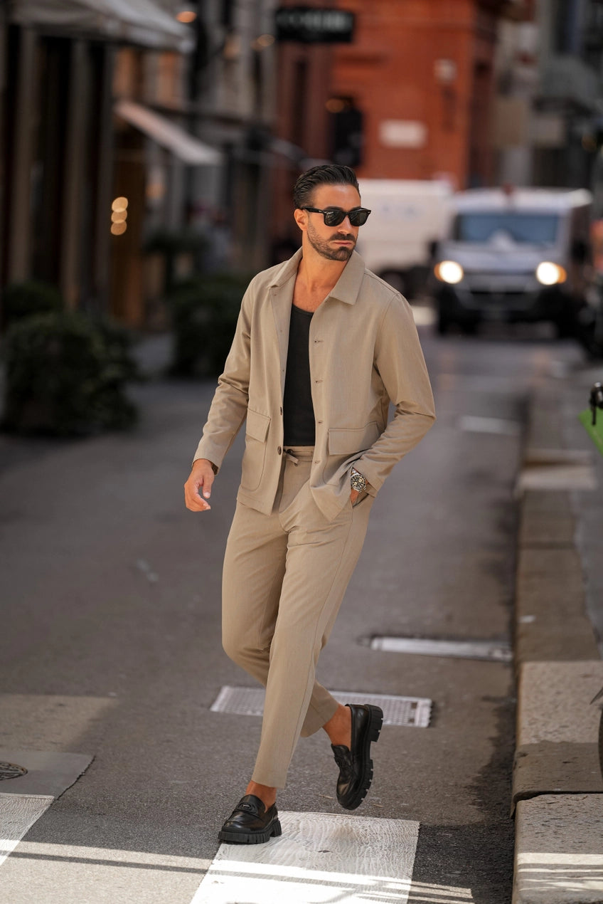 Modell på gatan med beige overshirt