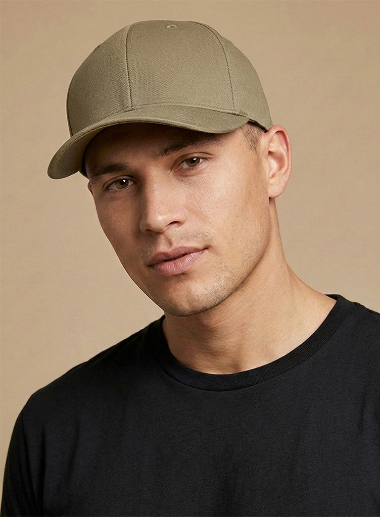 Modell med beige keps