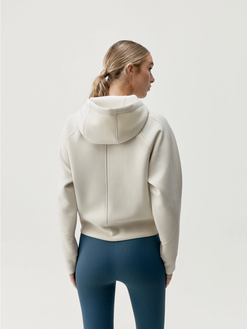 Tjej närbild bakifrån med beige tröja