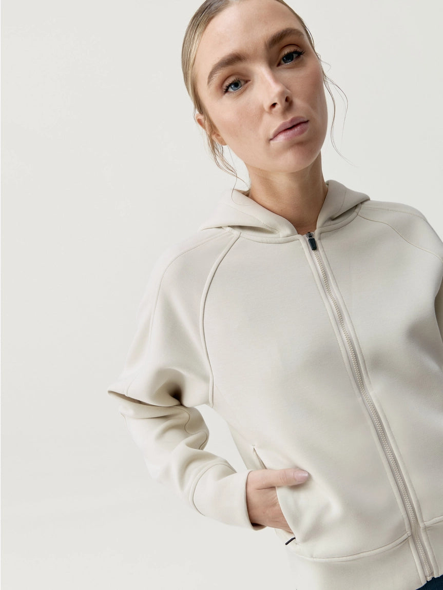 Tjej med beige tröja närbild framifrån
