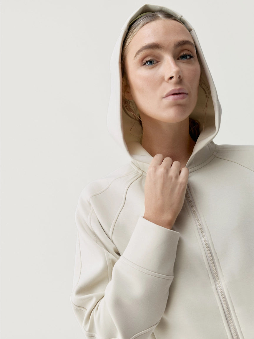 Tjej med beige hoodie