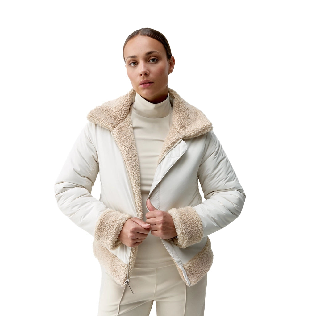 Modell med vit jacka