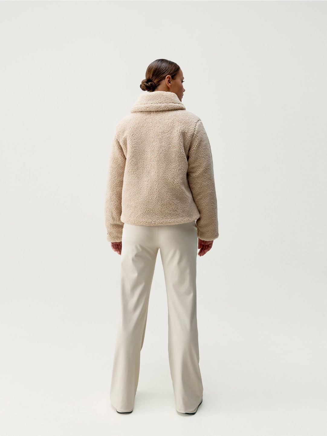 Modell bakifrån med varm jacka