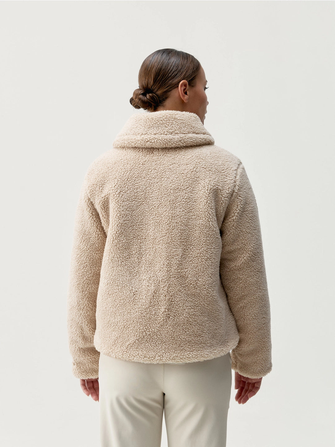 Bild bakifrån som bär jacka