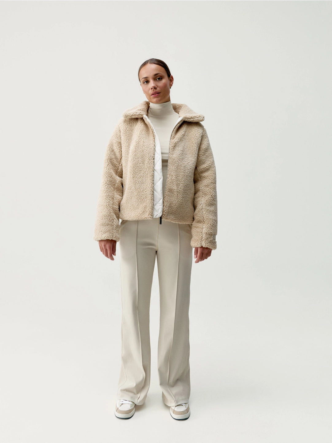 Modell framifrån helkropp med jacka