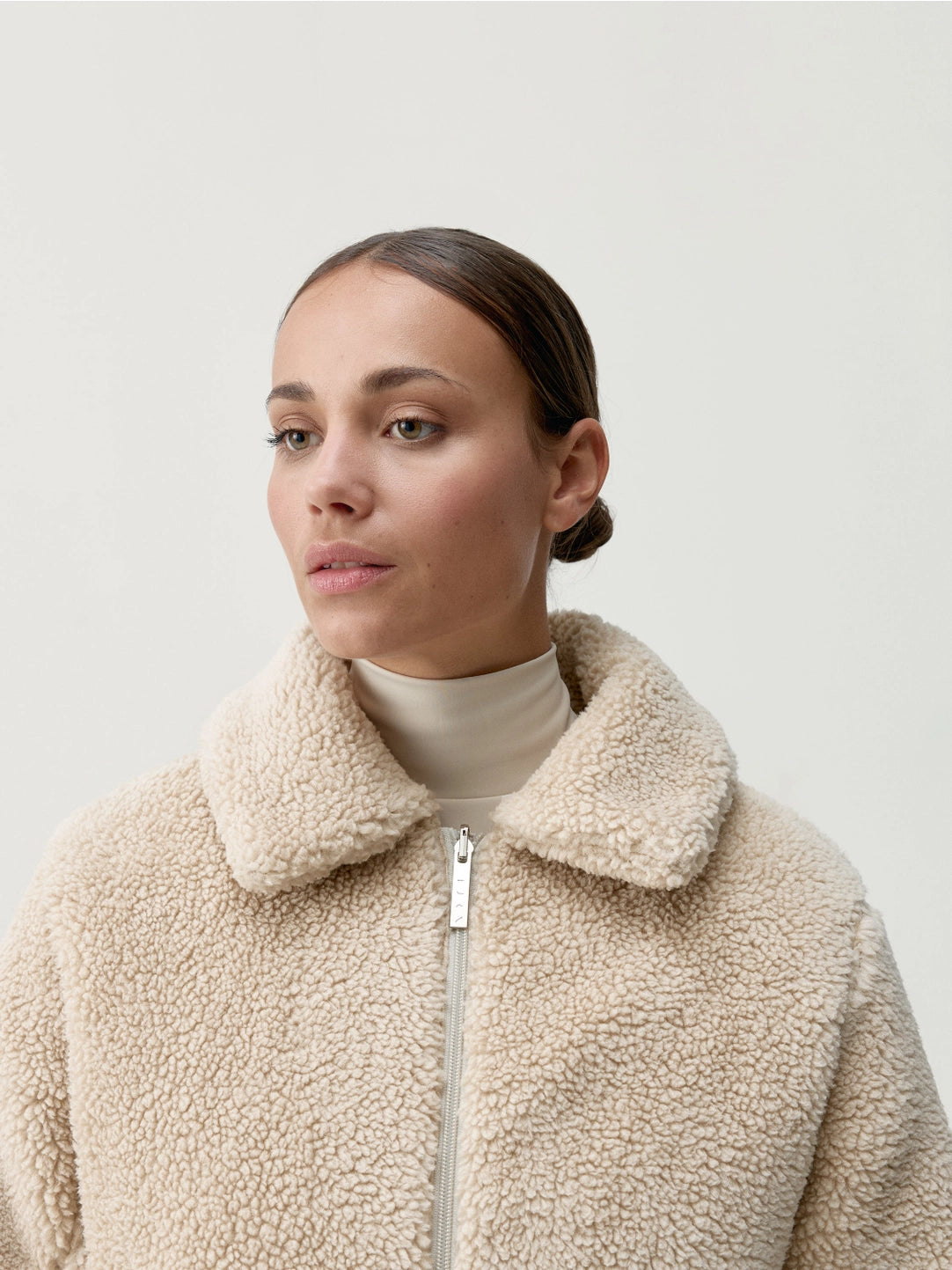 Närbild på modell med jacka