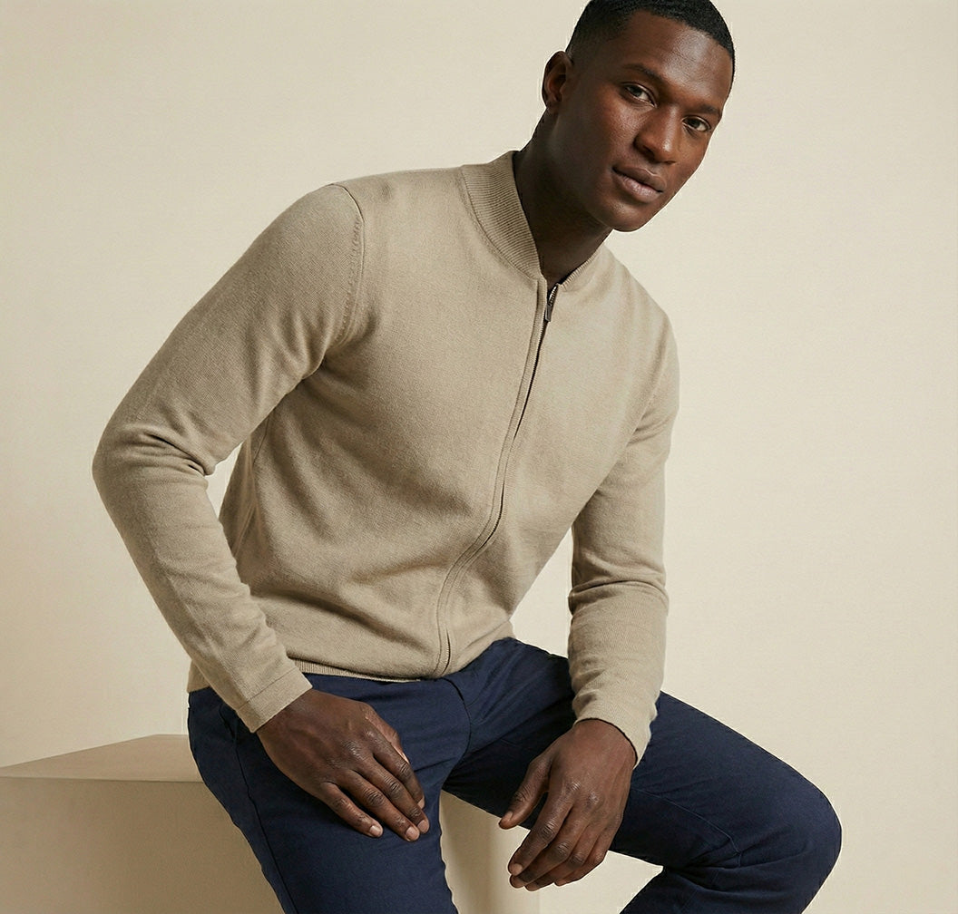 Sittande modell med beige zip-kofta