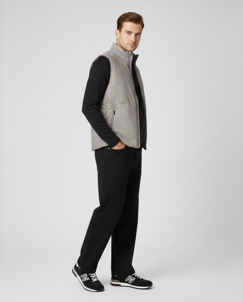 Modell från sidan med beige väst