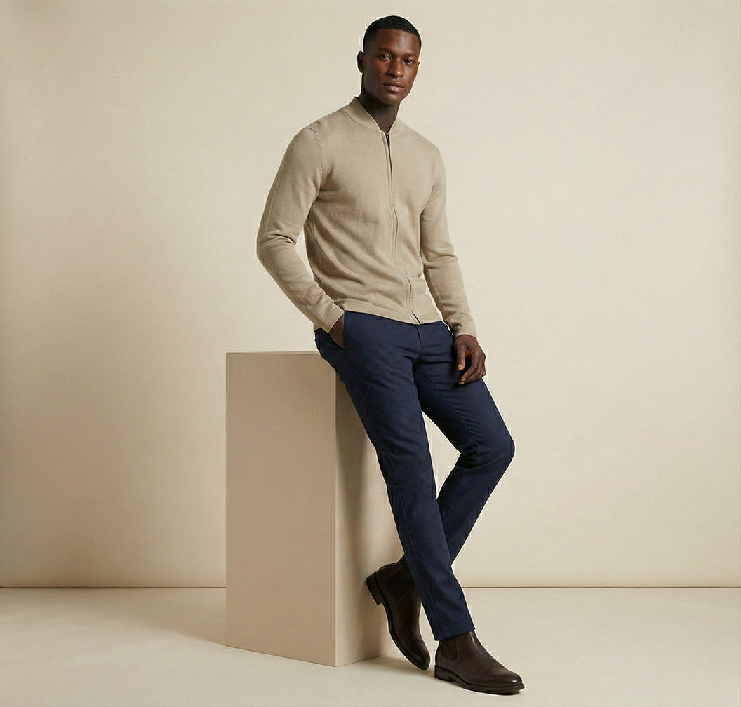 Modell med beige zip-kofta