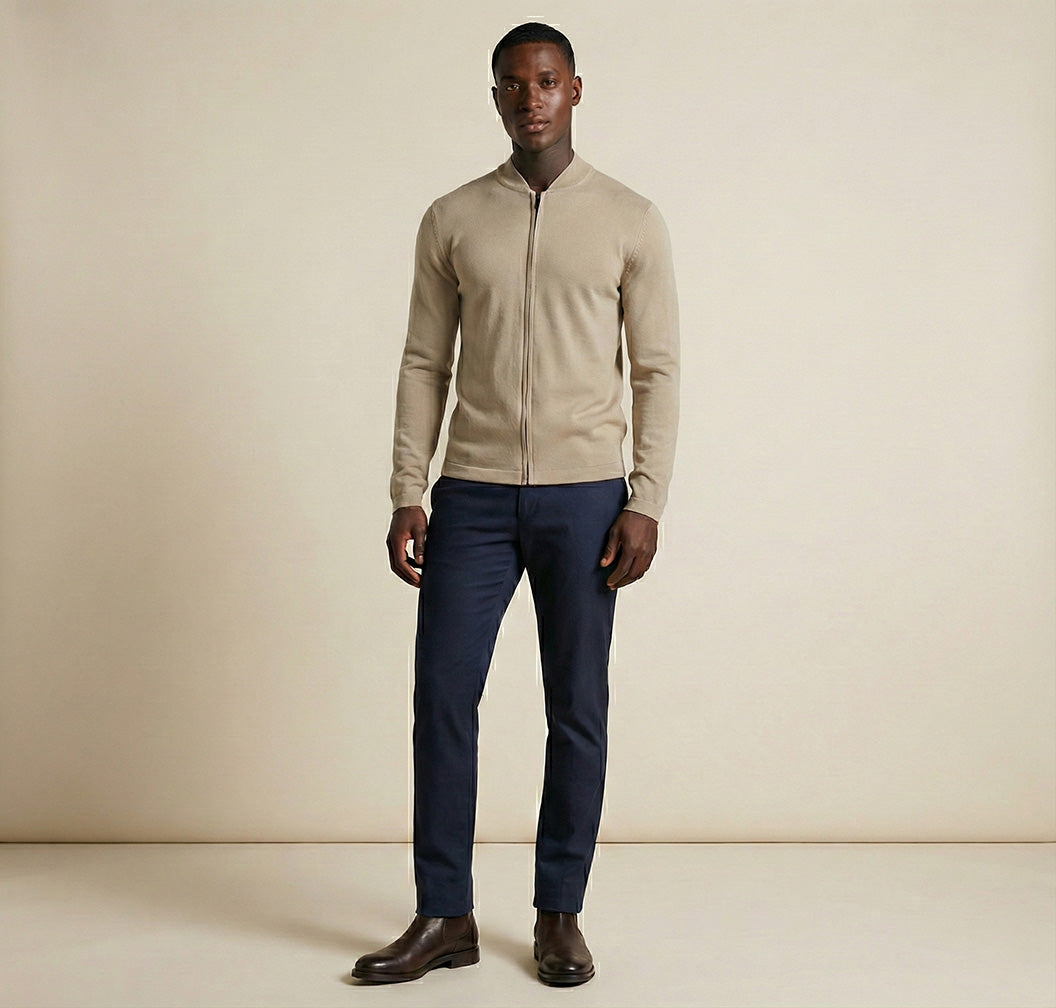 Stående modell med beige zip-kofta