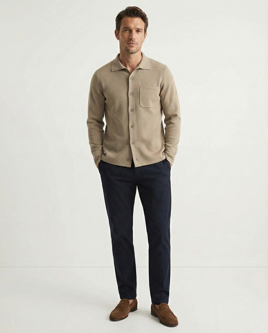 Modell framifrån med beige överskjorta