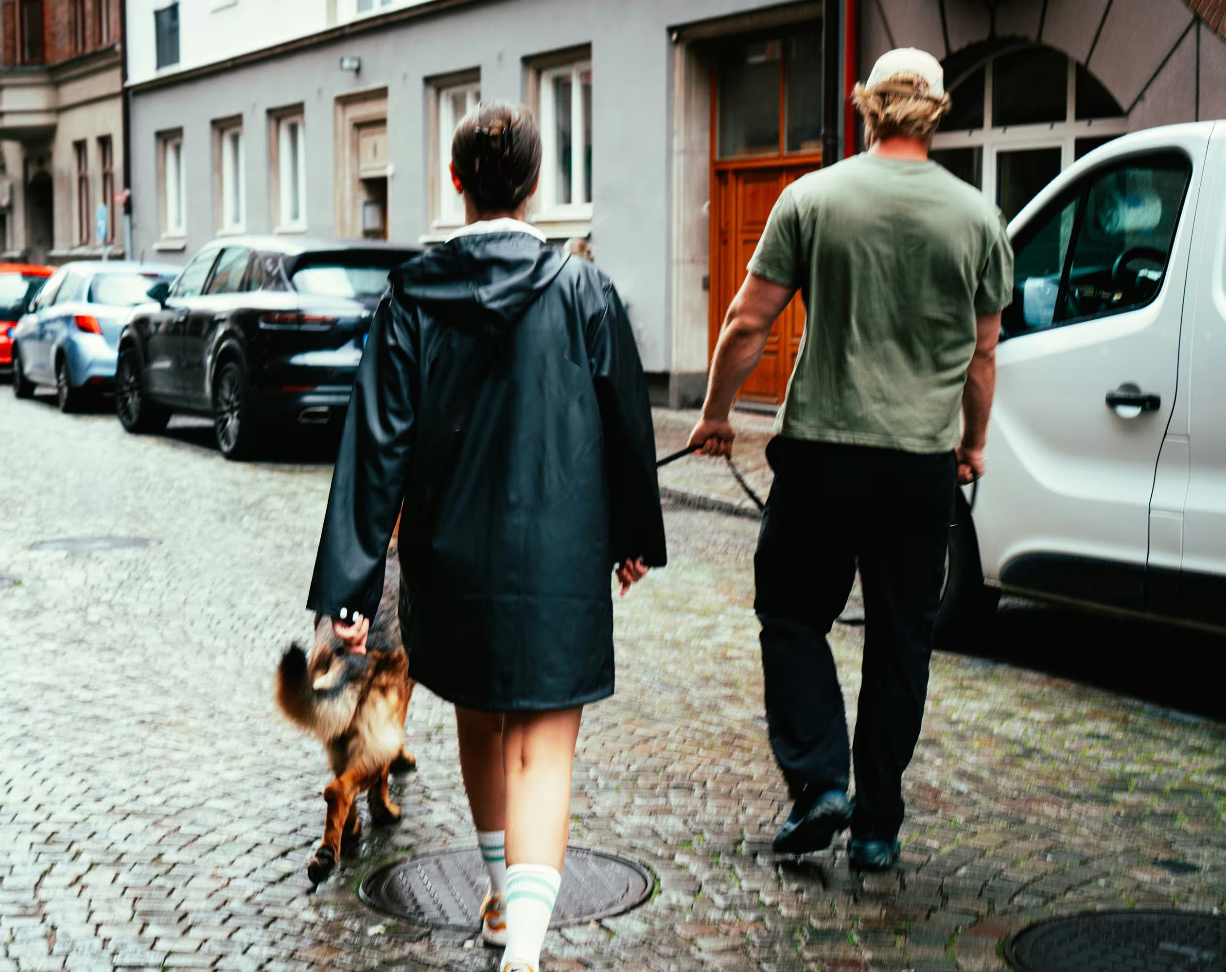 Två personer promenerar med profilkläder
