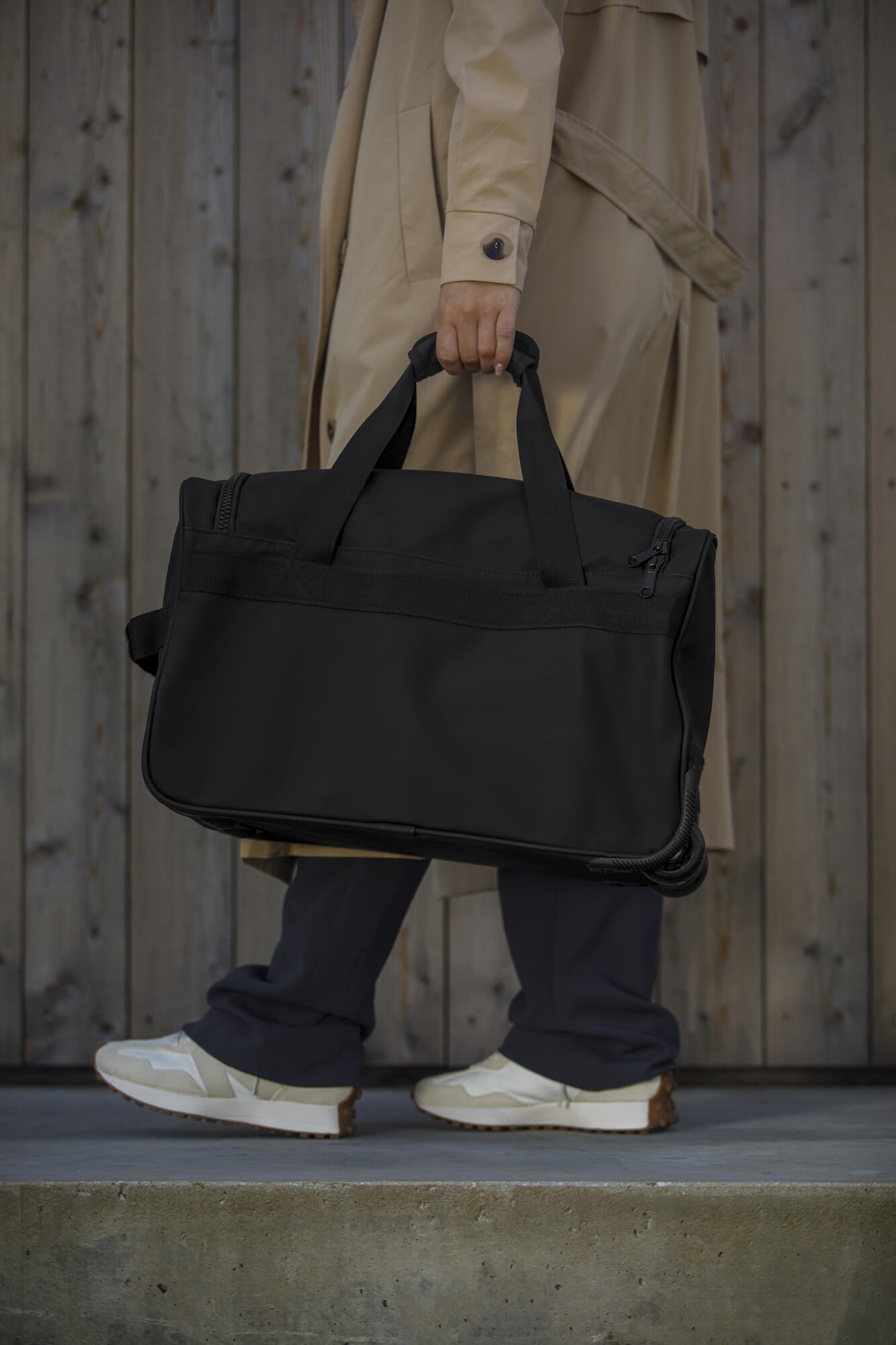 Svart rullväska modell