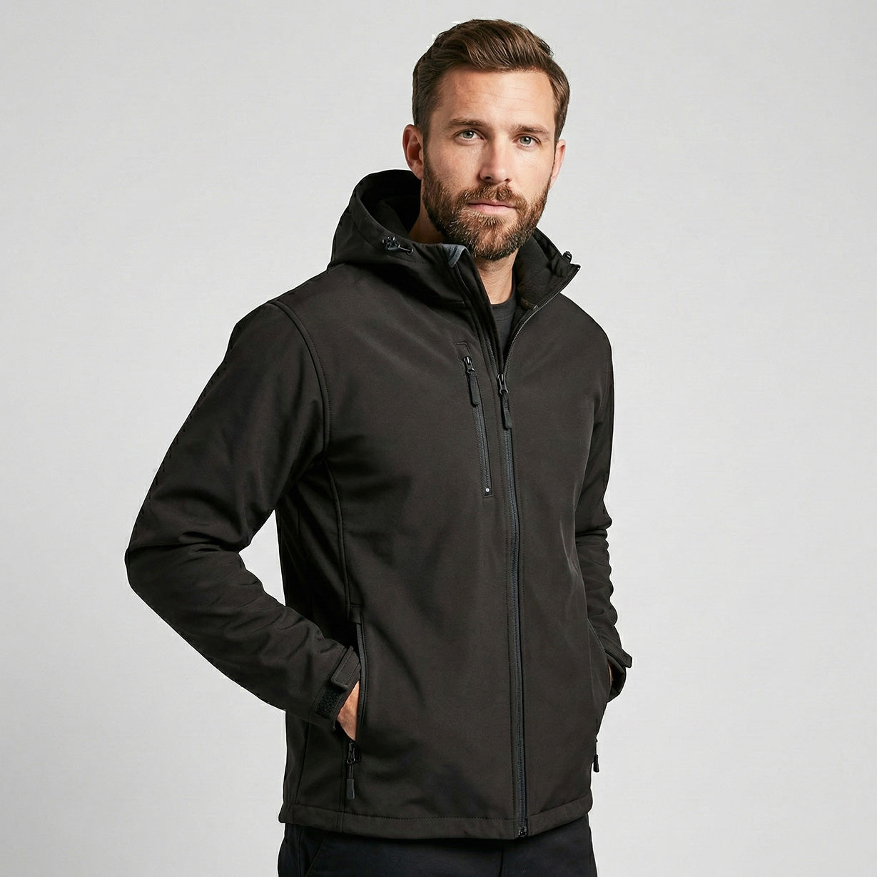 Modell med svart softshell jacka