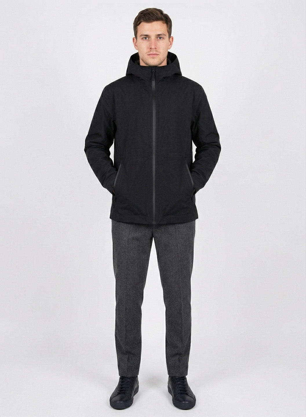 Modell framifrån med svart regnjacka