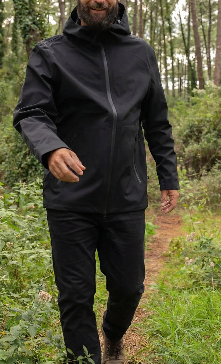 Modell regnjacka utomhus