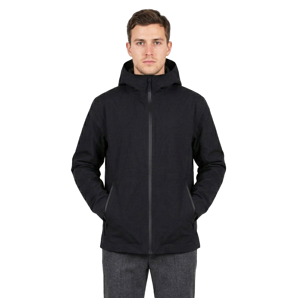 Modell framifrån regnjacka