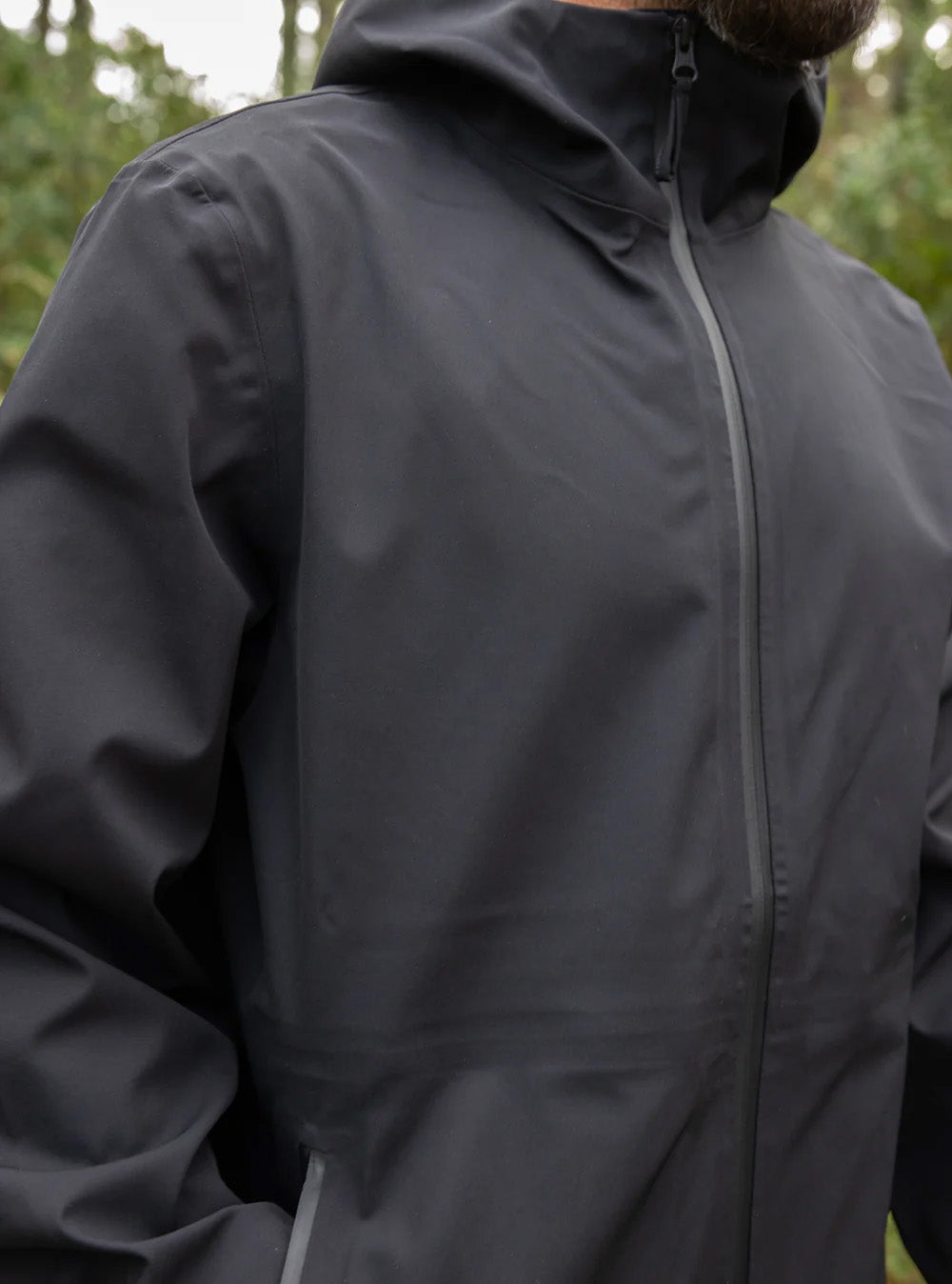 Närbild regnjacka utomhus