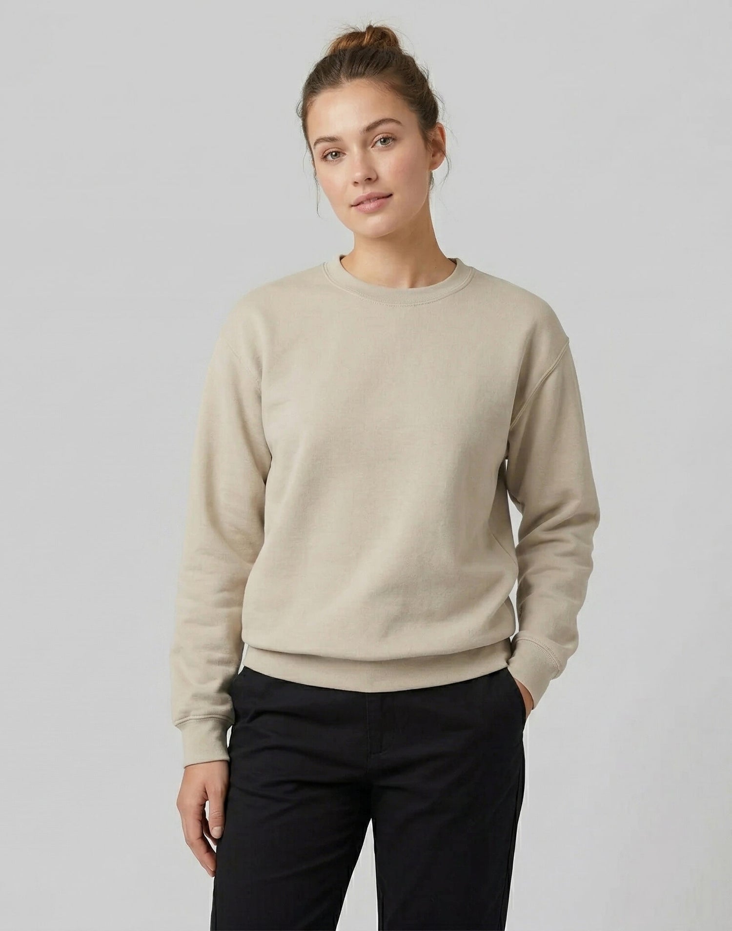 Kvinnlig modell med beige sweatshirt