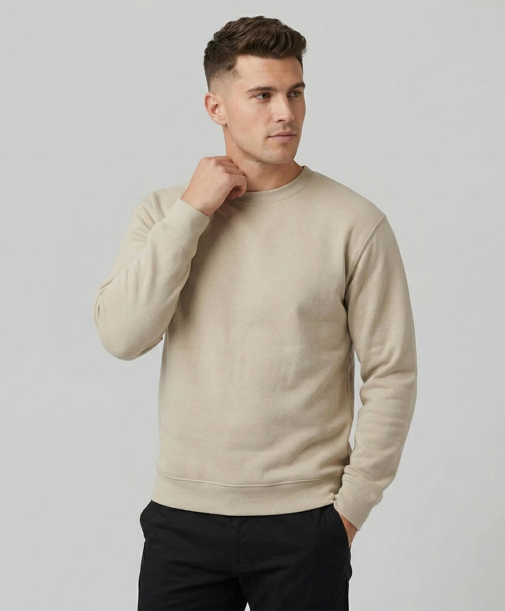 Manlig modell med beige sweatshirt