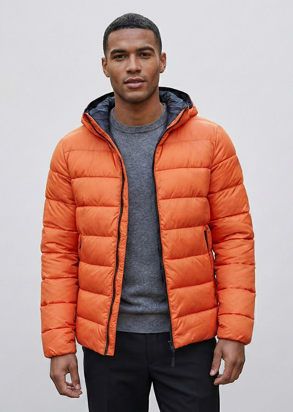 Orange jacka på modell