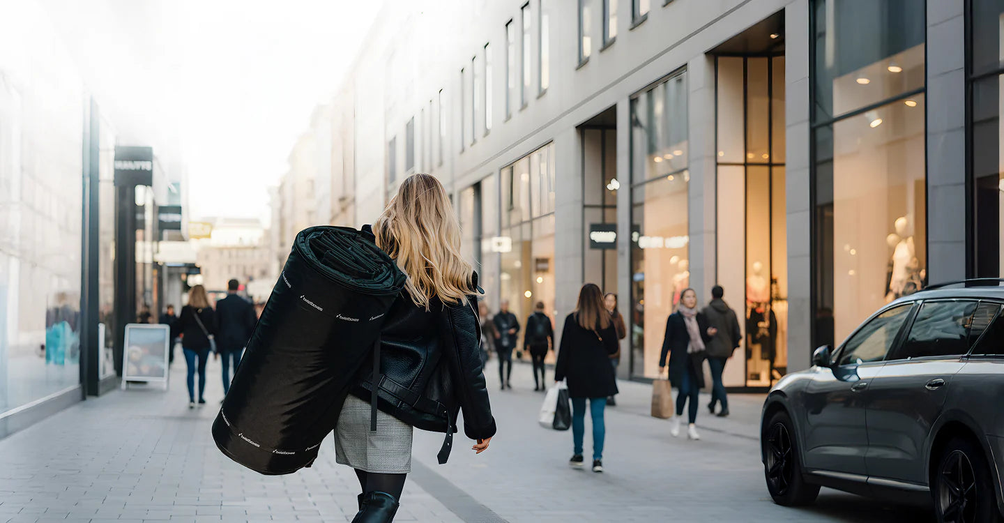 Tjej som går med twistboxes takbox