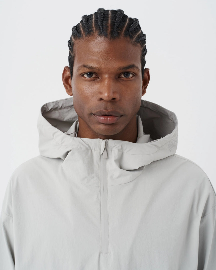 Närbild modell framifrån vit Vindjacka