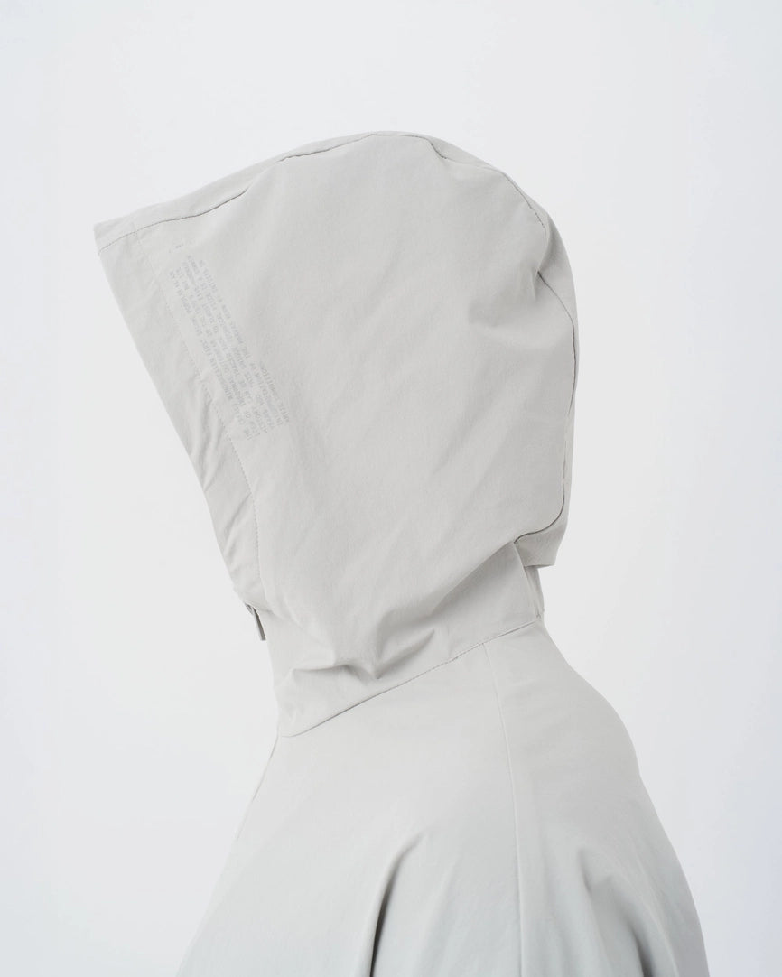 Närbild luva sida vit Vindjacka