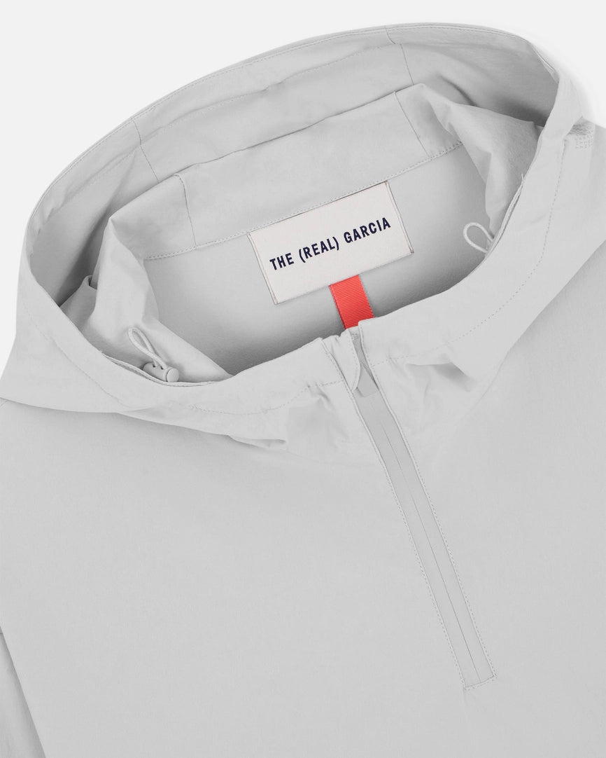 Närbild luva vit Vindjacka