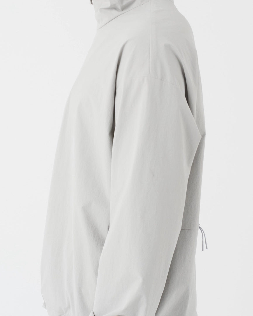 Närbild sida vit Vindjacka