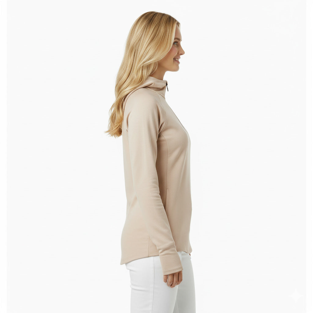 Kvinnlig modell som har på sig beige ziphoodie från wearly, bild från sidan