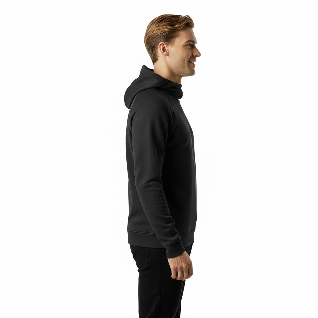 Modell som har på sig svart hoodie från wearly, bild från sidan