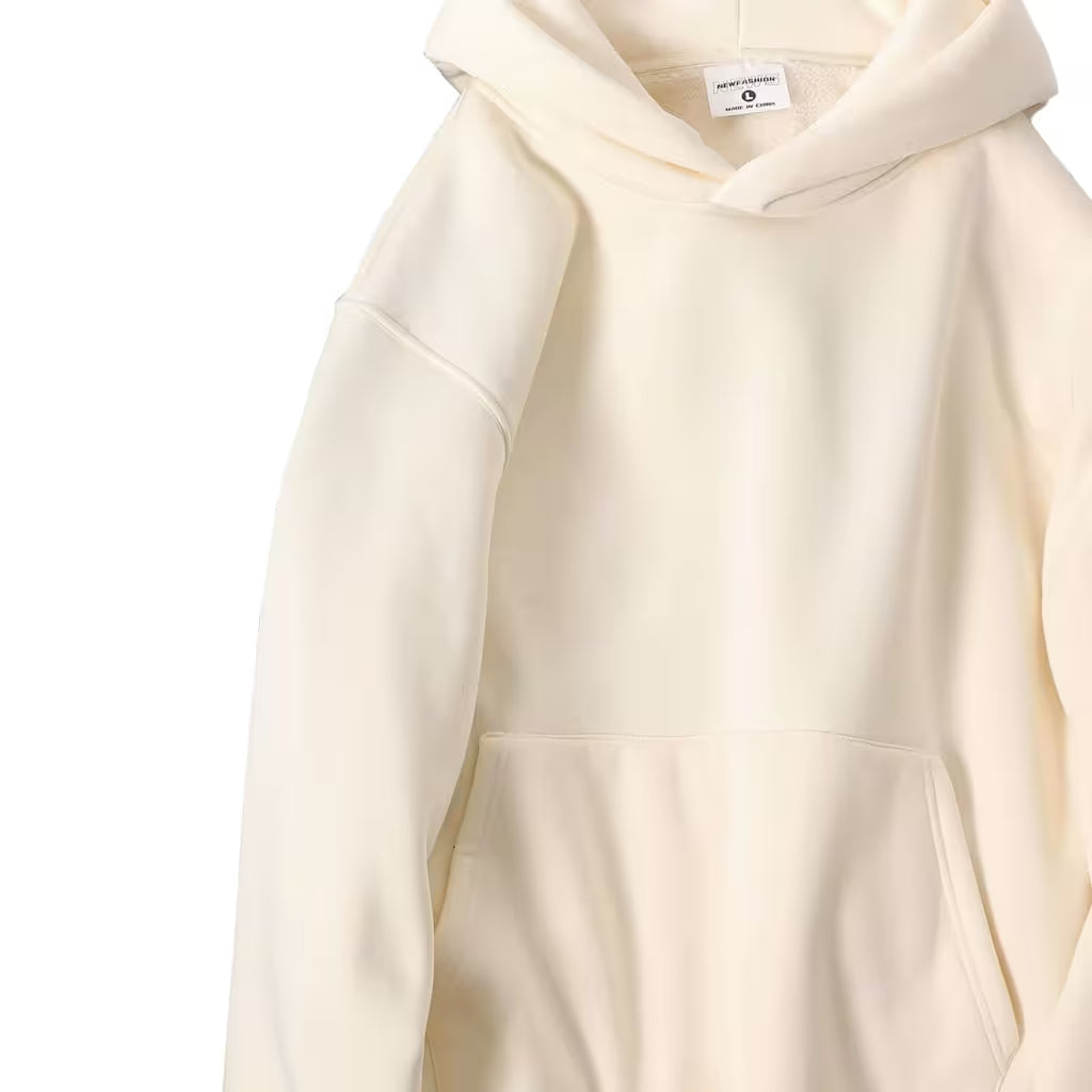Detaljbild på en vit tjock hoodie från wearly profilkläder