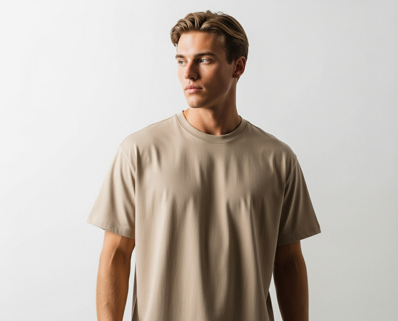Wearly-modell-hero-bakgrund-loose-fit