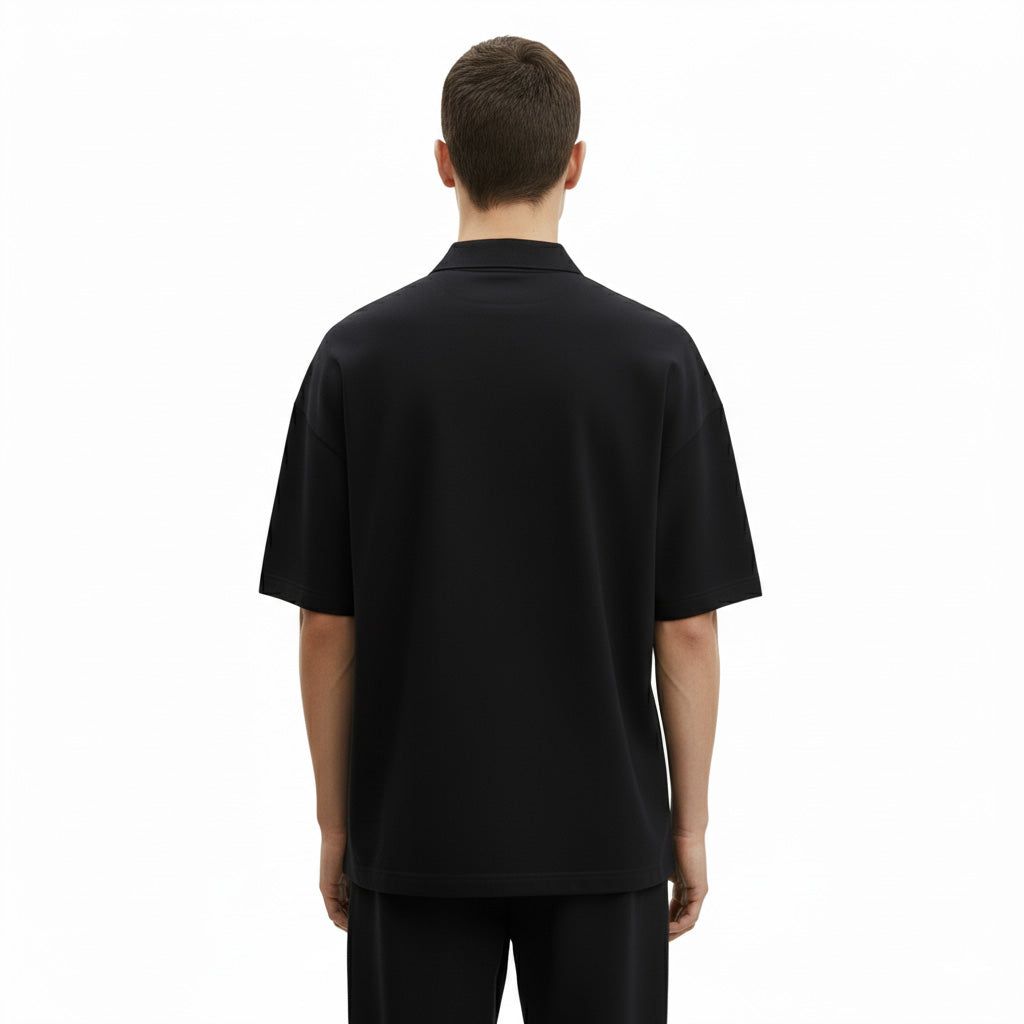 Manlig modell bakifrån som bär svart loose fit piké från wearly.se profilkläder