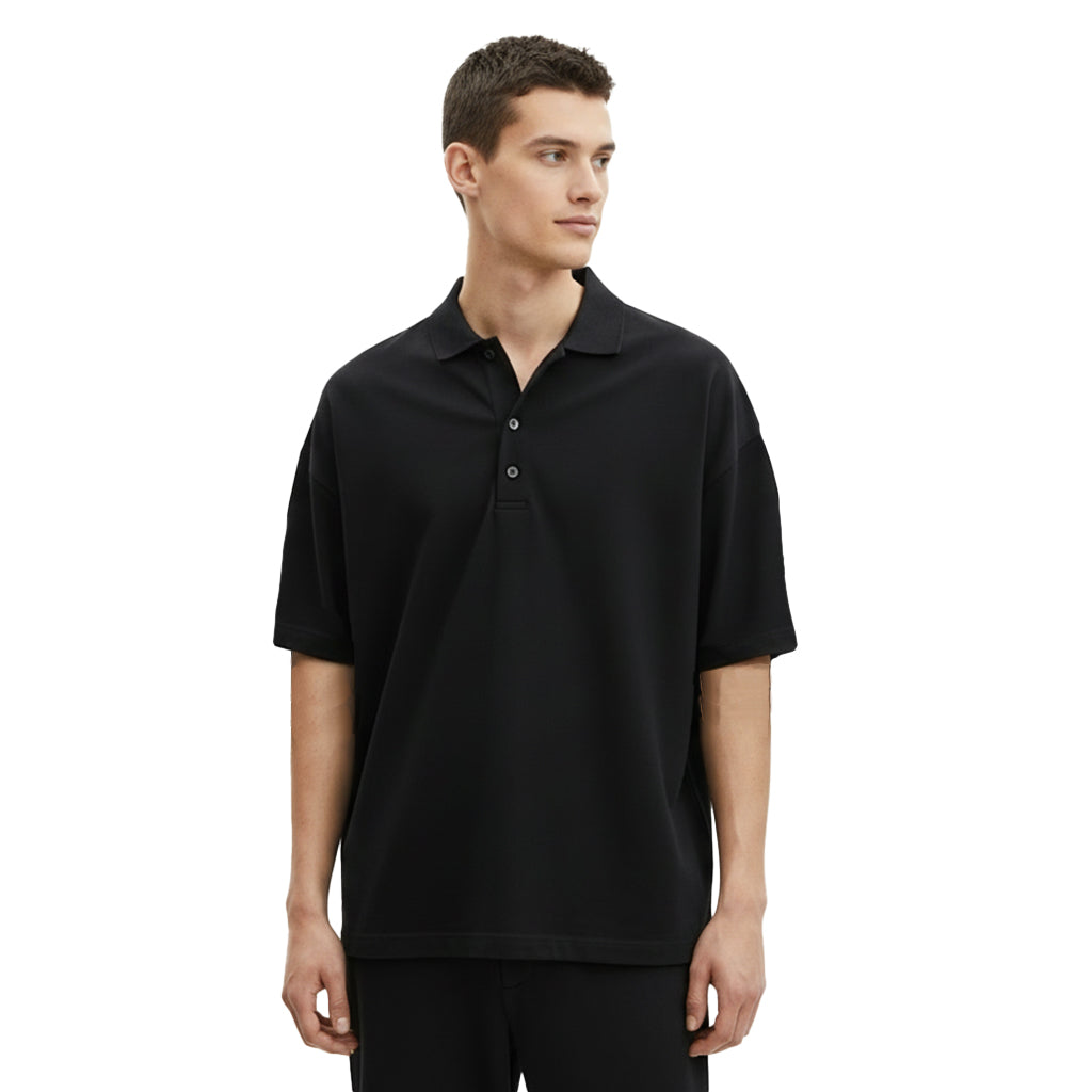 Manlig modell som bär svart loose fit piké från wearly.se profilkläder