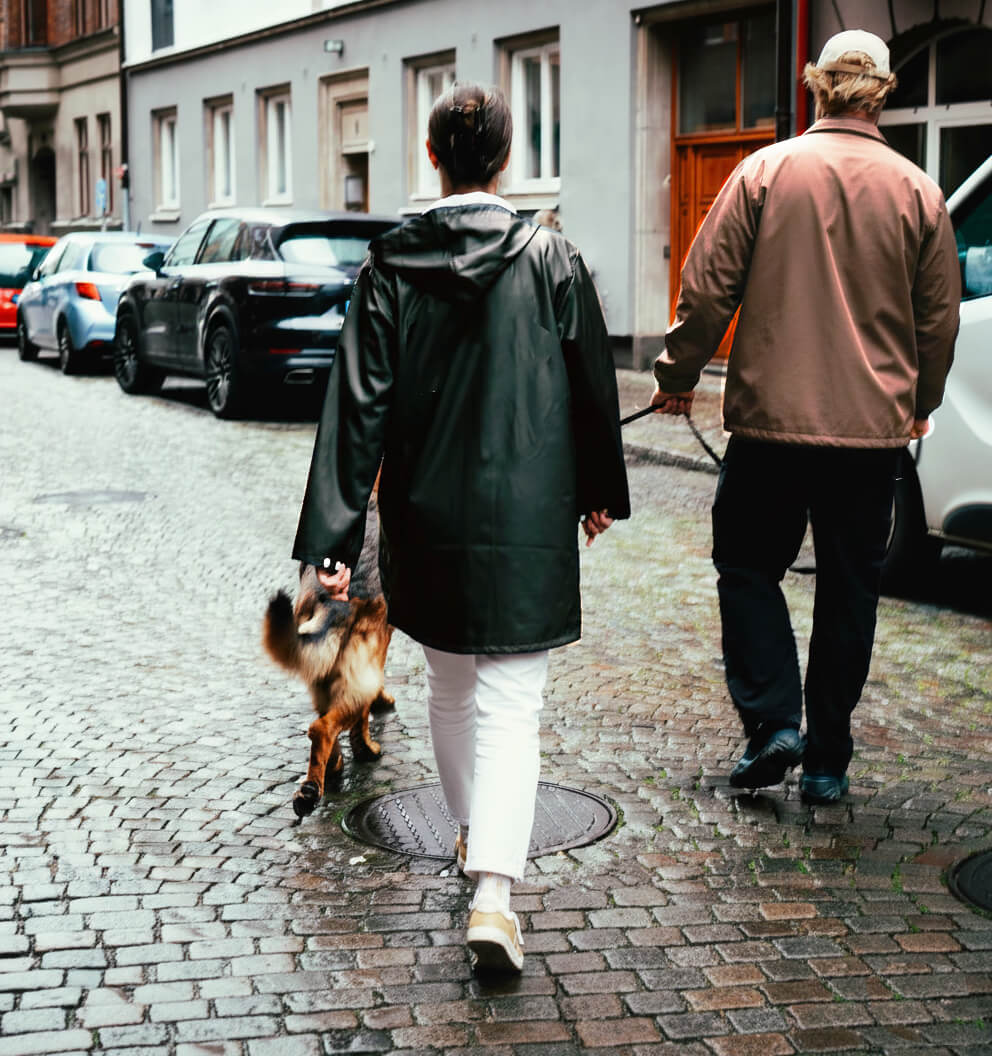 Två människor med profilkläder promenerar