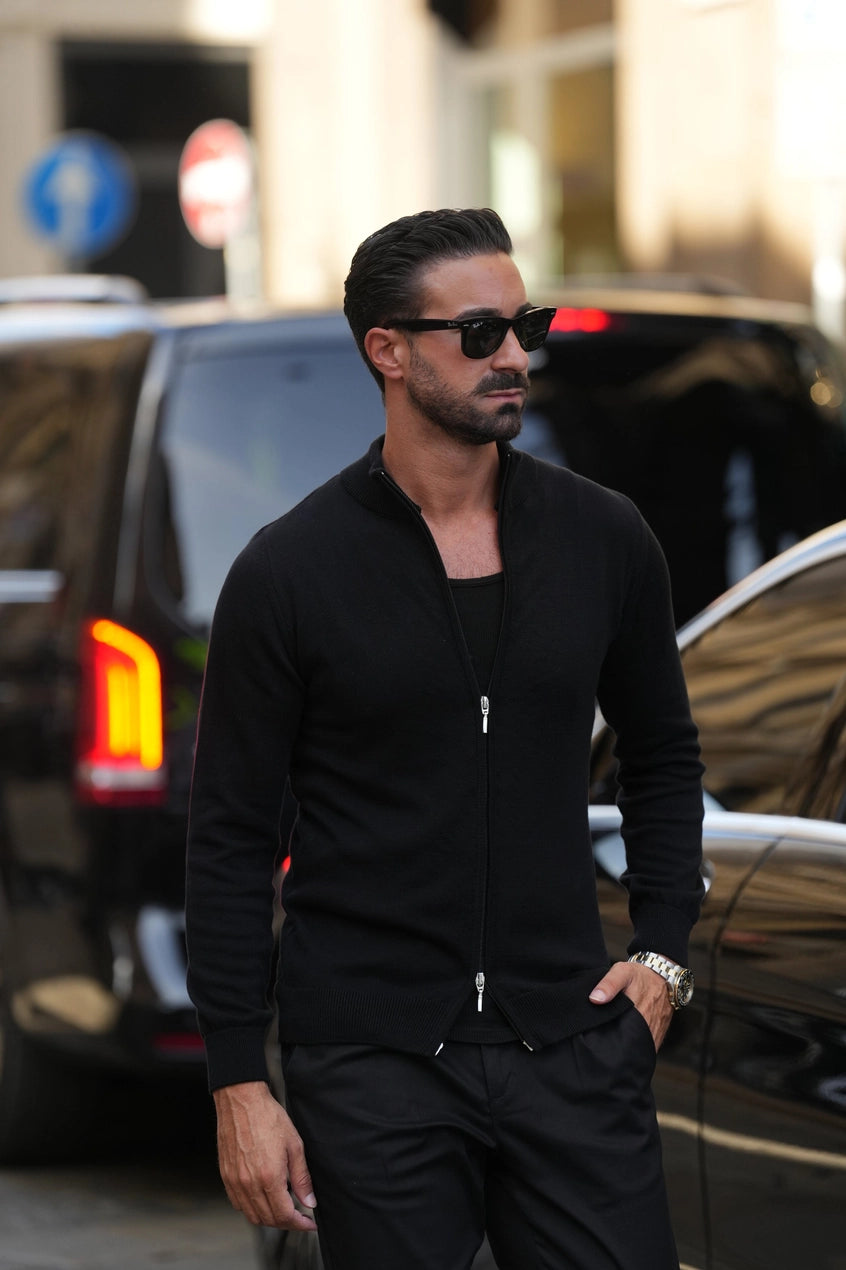 Manlig modell promenerar med svart ziptröja
