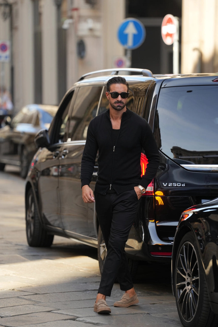 Manlig modell går med svart ziptröja