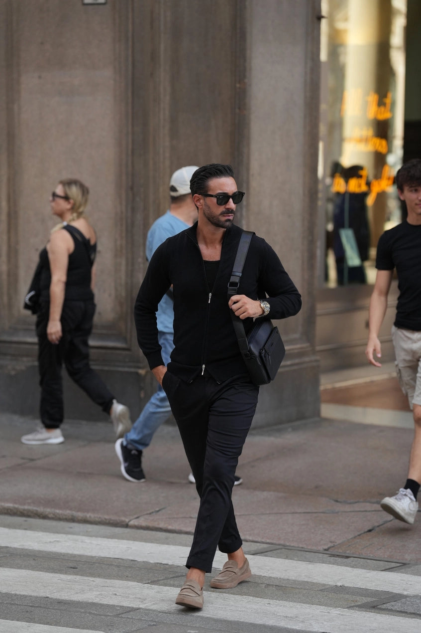 Manlig modell promenad med svart ziptröja